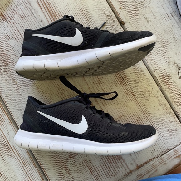 Nike free run black shoes - Picture 2 of 3